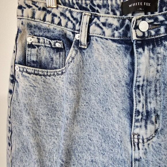 EUC LIKE NEW WHITEFOX LIGHT WASH HIGH RISE MOM JEANS SIZE XL - Picture 9 of 16